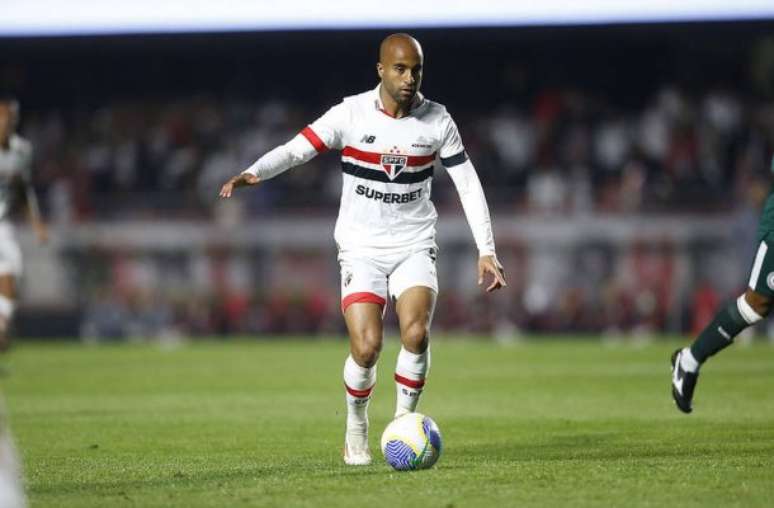 Esposa de Lucas Moura flagra jogador se preparando para ir ao CT do São Paulo; de lá, viaja para BH-