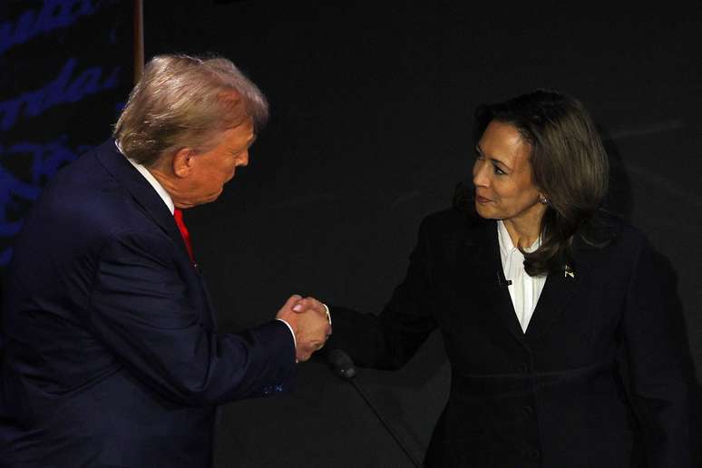 Trump e Kamala durante debate