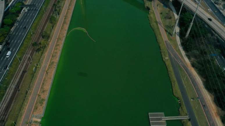 Rio Pinheiros apresentava coloração verde na terça-feira, 10, por conta da falta de chuvas em São Paulo.