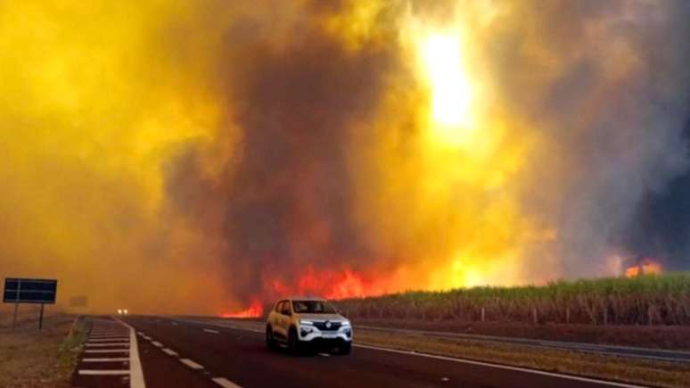 A região de Ribeirão Preto registrou grandes queimadas em canaviais, que lançaram grande quantidade de fumaça na atmosfera