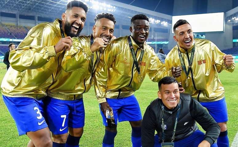 Wallace Martins, agachado, junto com seus atletas campeões na China 