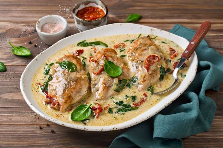 Frango ao molho de leite de coco com espinafre e tomate seco 