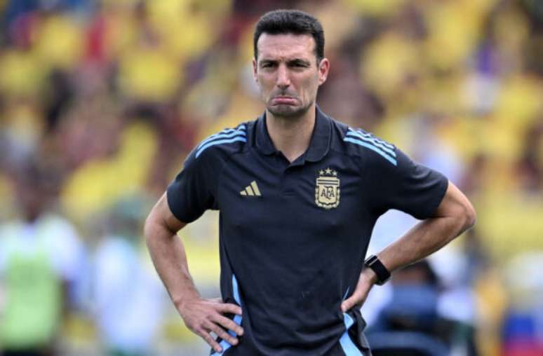 Foto; Raul Arboleda/AFP via Getty Images - Legenda: Scaloni reclama da arbitragem em derrota da Argentina