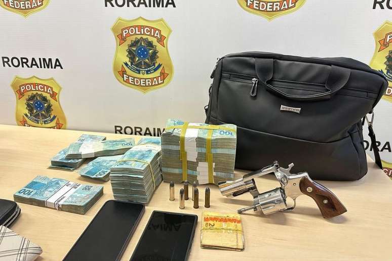 Polícia Federal apreendeu armas, dinheiro e celulares