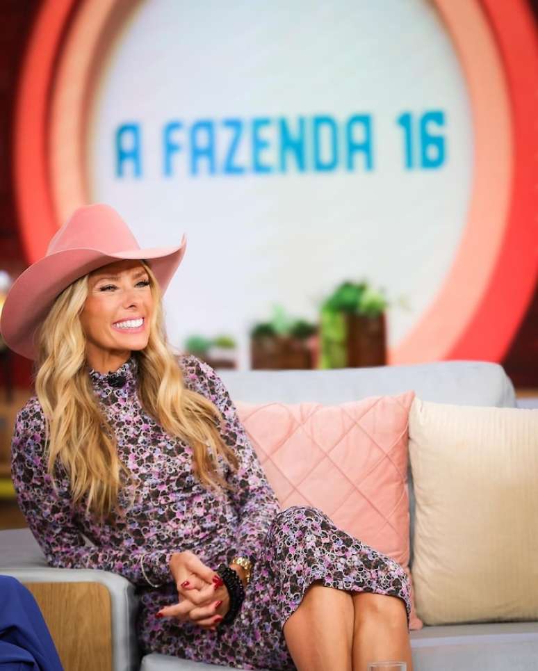 Adriane Galisteu ist Moderatorin der Reality-Show „A Fazenda“.