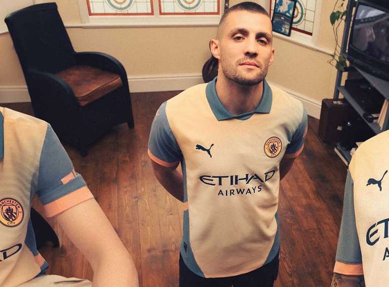 Novo uniforme do Manchester City: com efeito de homenagem, álbum ‘Definitely Maybe’ serviu de inspiração –