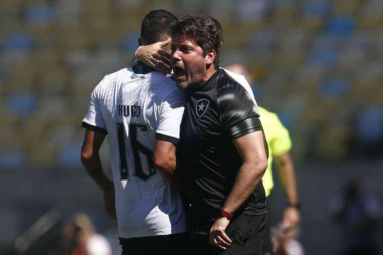 João Cardoso comemorando um dos gols do Botafogo na vitória sobre o Flamengo no primeiro turno –