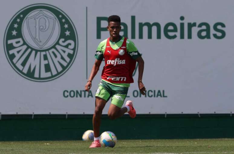 Richard Ríos em trabalho regenerativo no Palmeiras.