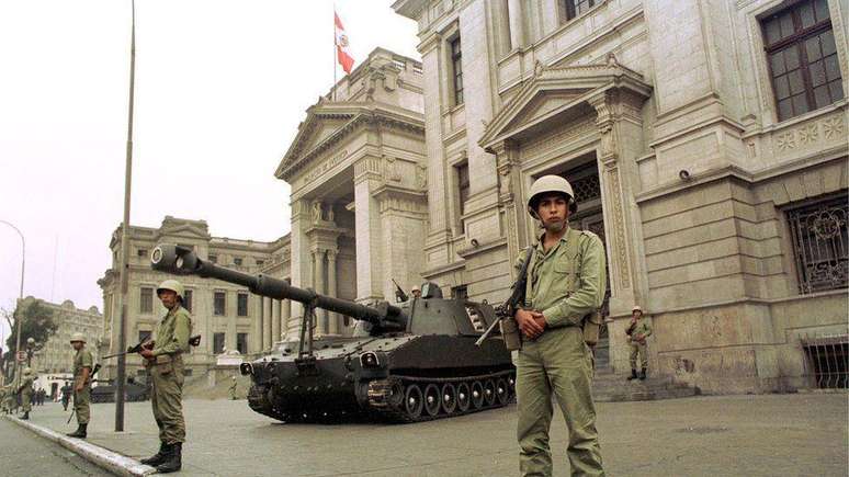 Em 5 de abril de 1992, Fujimori dissolveu o Judiciário. Soldados armados e tanques foram posicionados em frente ao Palácio da Justiça