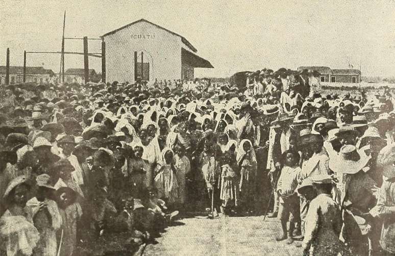 Famintos aglomerados na estação de Iguatu-CE em 1932 esperando o trem para Fortaleza.