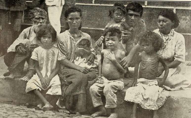 A família de Salustiano Alves Bezerra. Campos de concentração juntaram milhares de pessoas fugindo da seca.