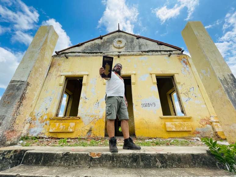 Historiador Robério Santos nas ruínas do campo de concentração do Patu, em Senador Pompeu, tombadas pelo município e pelo estado.