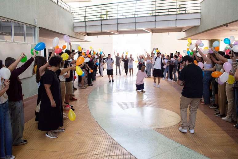 Gabrielzinho é recebido com festa em retorno à universidade