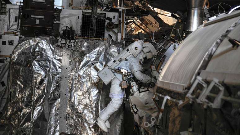 Astronauta europeu Luca Parmitano passou por sufoco quando água começou a se acumular dentro de seu capacete durante caminhada espacial em 2013