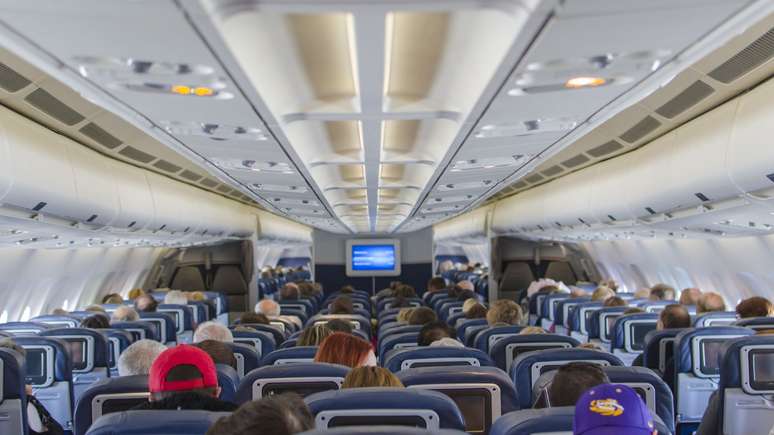 Interior do avião durante o voo. Imagem ilustrativa