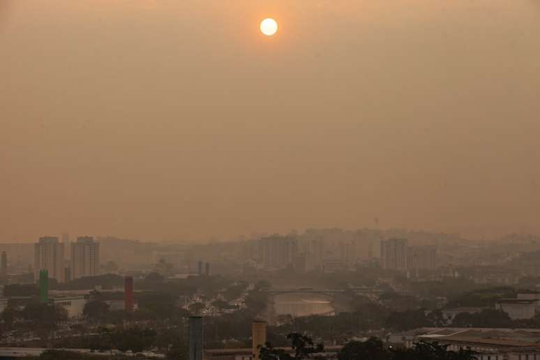 Fumaça cobre o céu de São Paulo; cidade tem registrado queda na qualidade do ar.