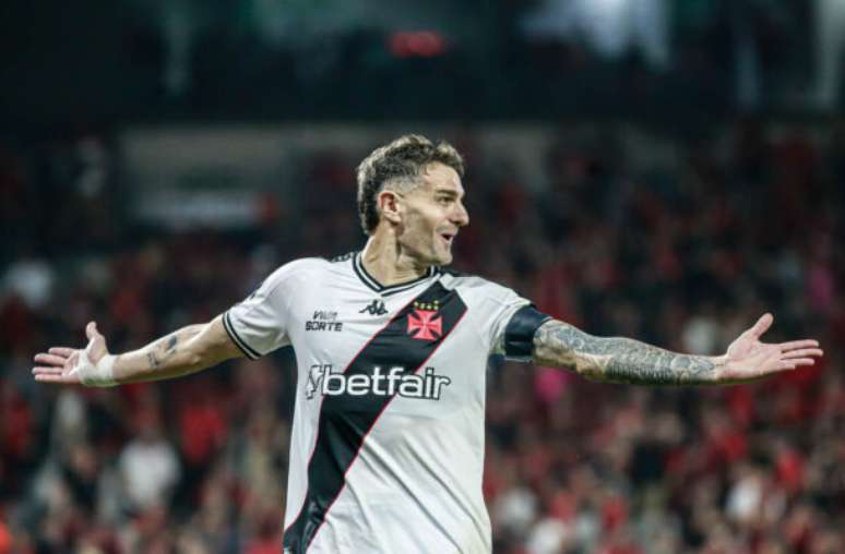 Petkovic (meio) é, então, o europeu com mais gols pelo Vasco –