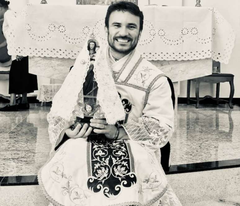 O padre Fabrício Rodrigues morreu aos 29 anos nesta quinta-feira, 12.