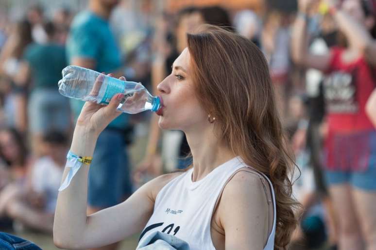 Com o forte calor, é importante se manter hidratado, bem como beber com moderação 