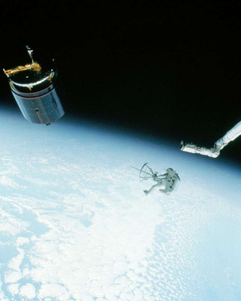 Primeira missão de resgate de satélite contou com o astronauta Dale Gardner utilizando um dispositivo de acoplamento especialmente projetado para "alcançar" uma espaçonave em rotação