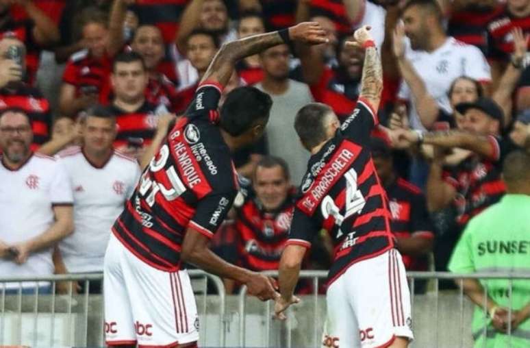 Divulgação/Flamengo - Legenda: Bruno Henrique e Arrascaeta celebram o gol da vitporia do Flamengo sobre o Bahia