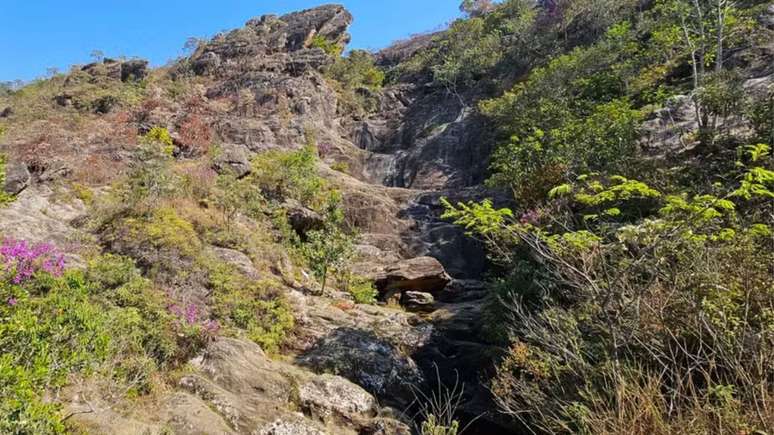 Cachoeira do Bom Despacho completamente seca em Santa Cruz de Minas