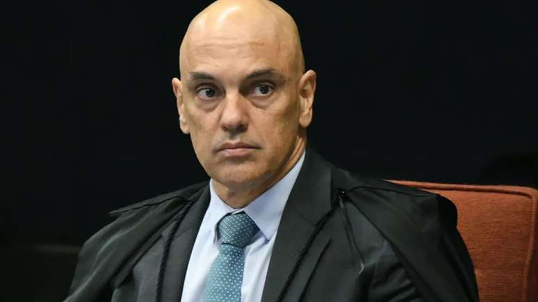 Moraes desbloqueia contas do X e Starlink após determinar transferência do valor das multas ao cofre da União