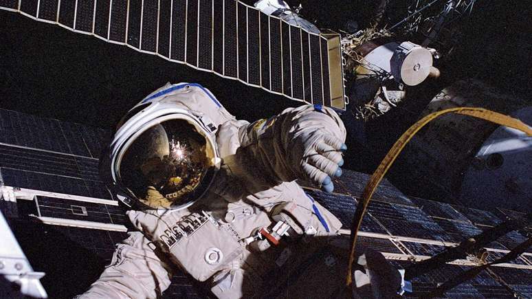 Astronauta norte-americano Jerry Linenger foi primeiro americano a fazer caminhada espacial usando traje espacial russo