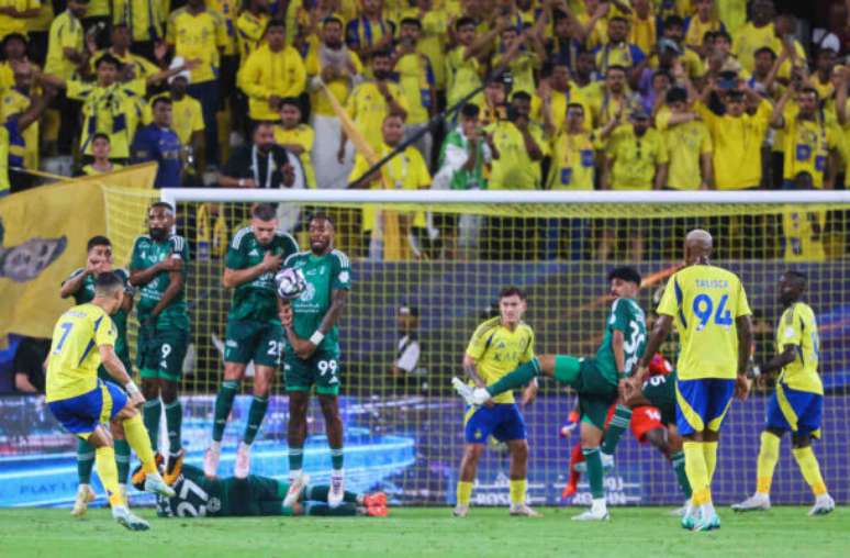 Fayez Nireldine/AFP via Getty Images - Legenda: Cristiano Ronaldo cobra falta durante o empate do Al Nassr com o Al-Ahly