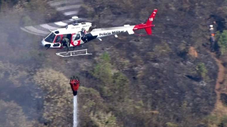 Polícia usa aeronave para combater incêndio no Estado.