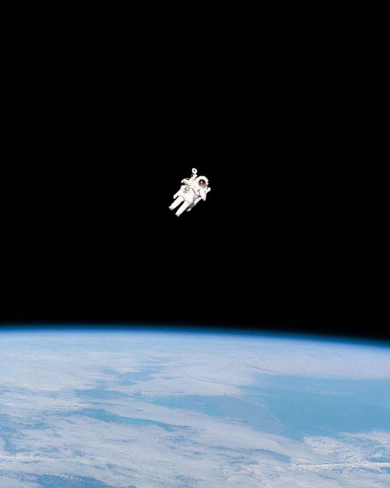 Bruce McCandless fez o "grande salto" ao realizar uma caminhada espacial sem a segurança de um cabo