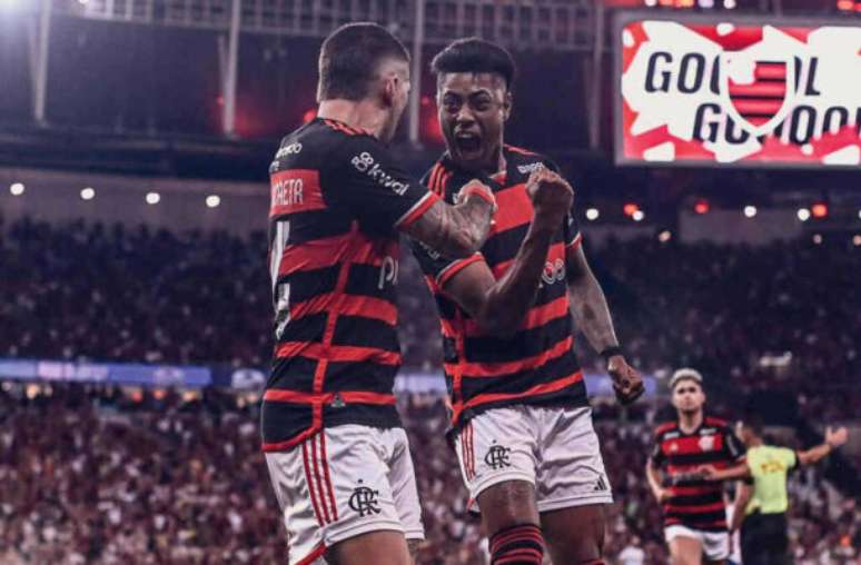 Divulgação/Flamengo - Legenda: Arrascaeta vibra ao lado de Bruno Henrique. Uruguaio recebeu o passe do companheiro e fez o gol do 0 a 0 do Flamengo sobre o Bahia