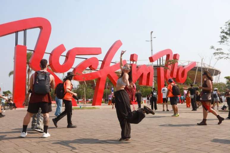 O público que chegou cedo ao Rock in Rio nesta sexta-feira, 13, aproveitou o tempo livre para tirar fotos