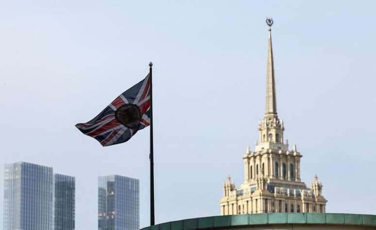 Bandeira do Reino Unido da embaixada britânica em Moscou
13/09/2024 REUTERS/Evgenia Novozhenina