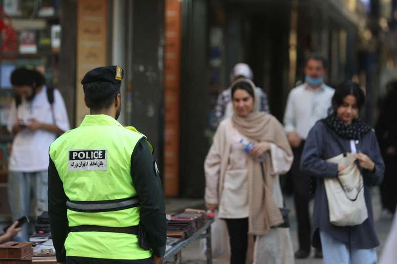 En las calles, los agentes de policía son responsables de hacer cumplir el código de vestimenta.