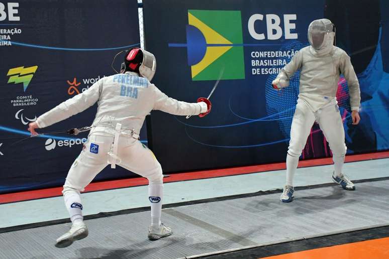 Bruno Pekelman (à esquerda) e Matheus Becker na final do sabre masculino em Belo Horizonte (