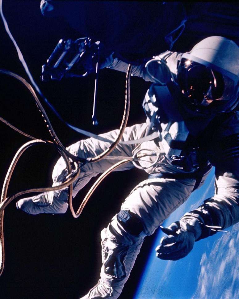 Astronauta Ed White se tornou primeiro americano a realizar caminhada espacial em junho de 1965