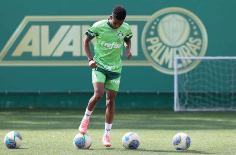 Estêvao em ação pela Seleção Brasileira diante do Equador, em Curitiba –