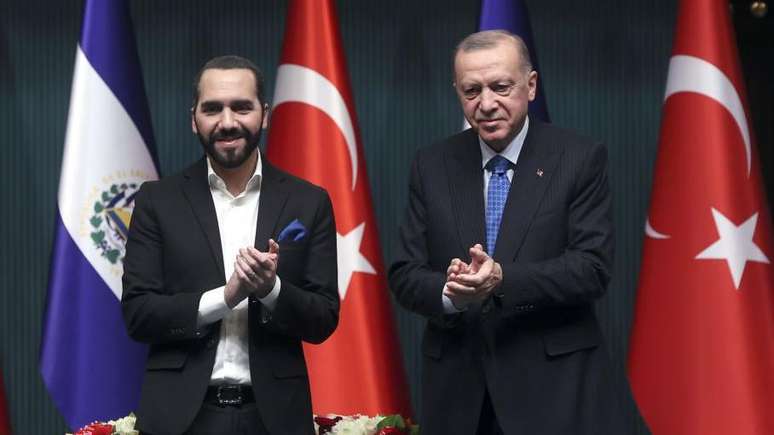 O presidente de El Salvador, Nayib Bukele, visitou Erdogan na Turquia em 2022, como parte de suas tentativas para diversificar os investimentos no país centro-americano