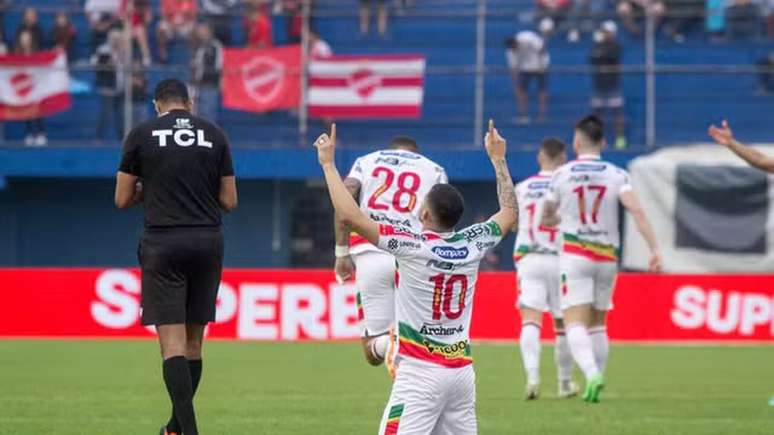 Dentinho abriu o placar em Itajaí 