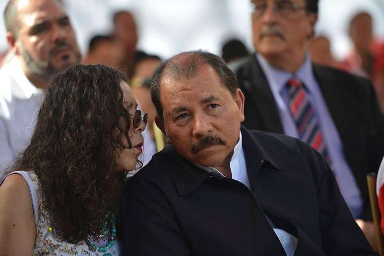 Daniel Ortega e a esposa, Rosario Murillo; várias pessoas que festejavam a vitória no Miss Universo foram presas