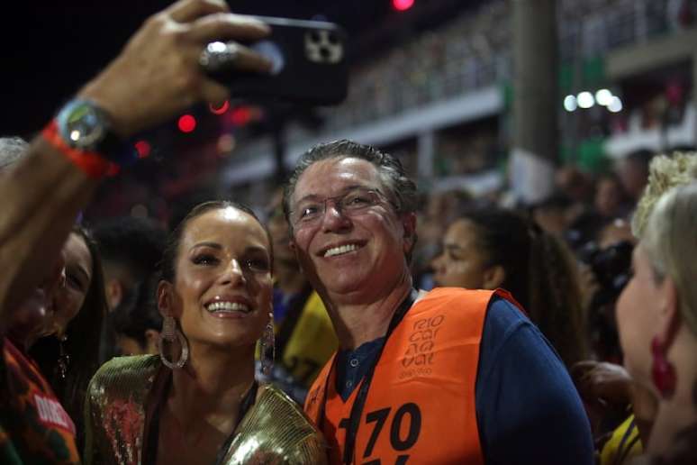 O diretor Boninho ao lado da mulher, Ana Furtada, durante o desfile da Grande Rio no carnaval carioca de 2024