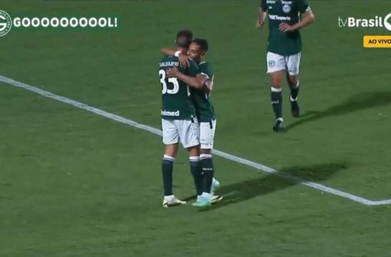 Reprodução/TV Brasil - Legenda: Jogadores do Goiás comemoram gol em vitória na Série B