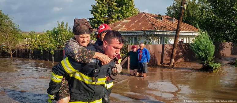 Bombeiros retiram moradores de área inundada na Romênia