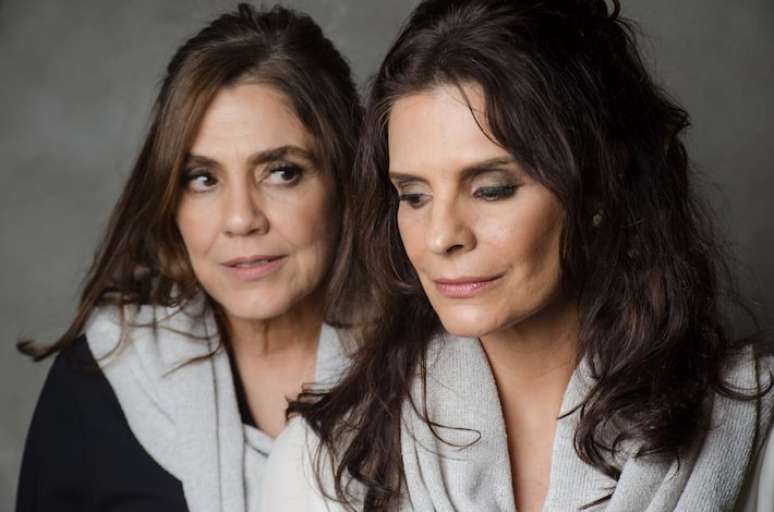 Martha Meola (esq.) e Helena Ranaldi em cena de 'Por trás das Flores'