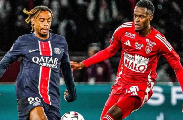 Divulgação/ Brest - Legenda: Barcola tenta sair da marcação do Brest no duelo em que o PSG venceu por 3 a 1