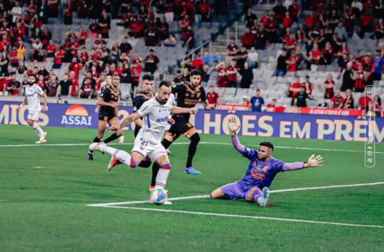 foto; Matheus Amorim/FEC - Legenda: Moisés faz o gol do Fortaleza no duelo contra o Athletico, no Paraná