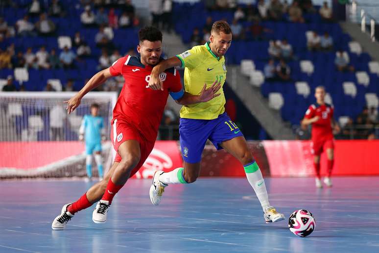 Pito, da Seleção Brasileira de futsal, disputa bola com Jonathan Hernandez, de Cuba.