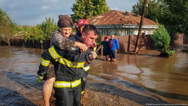 Bombeiros evacuam moradores de área inundada na Romênia