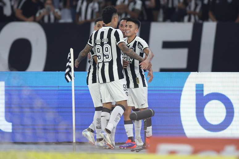 Almada comemorando o seu primeiro gol. 